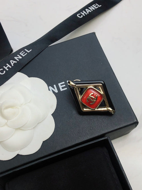 18K  Chanel Rhombus Brooch